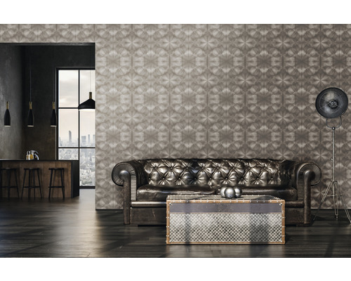 Wohnzimmer mit gemusterter Tapete, Ledersofa und Stehlampe