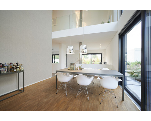 Heller Wohnraum mit Esstisch, Stühlen und großem Fenster