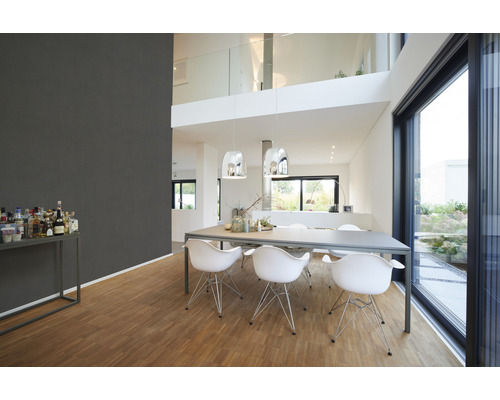 Heller Speiseraum mit Esstisch, Stühlen und großen Fenstern