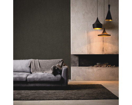 Wohnzimmer mit grauem Sofa, Teppich, Kamin und Pendelleuchten