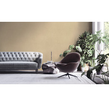 Wohnzimmer mit Sofa, Sessel und Pflanzen für eine gemütliche Atmosphäre