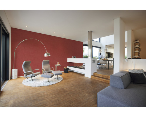 Wohnzimmer mit Sesseln, Stehlampe, Kamin und Holzfußboden