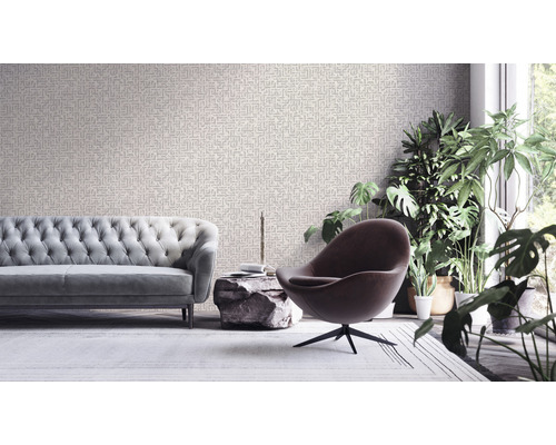 Wohnzimmer mit gemusterter Tapete, Sofa, Sessel und Zimmerpflanzen