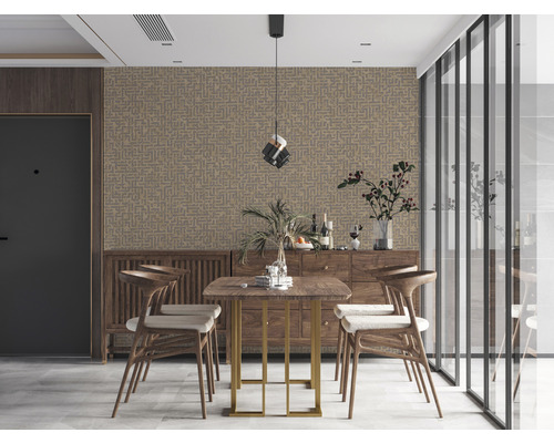 Esszimmer mit Holztisch, Stühlen, Sideboard und gemusterter Tapete