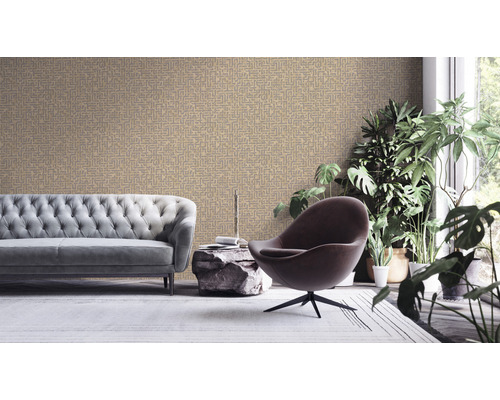 Wohnzimmer mit Sofa, Sessel, Pflanzen und gemusterter Tapete