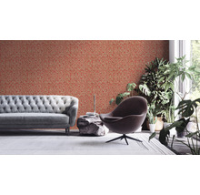 Wohnzimmer mit gemusterter Tapete, Sofa und Zimmerpflanzen