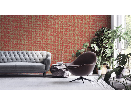 Wohnzimmer mit gemusterter Tapete, Sofa und Zimmerpflanzen