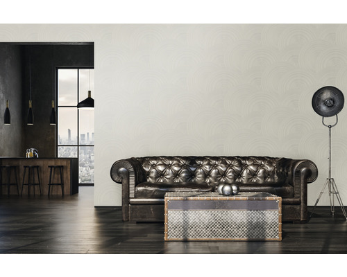 Wohnzimmer mit Ledersofa, Couchtisch und Stehlampe vor gemusterter Tapete