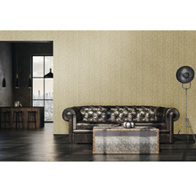 Wohnzimmer mit braunem Ledersofa, Couchtisch, Stehlampe und gemusterter Tapete