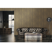 Wohnzimmer mit Ledercouch, Stehlampe und gemusterter Tapete