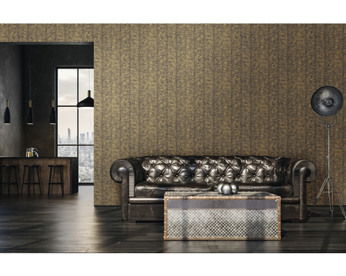 Wohnzimmer mit Ledercouch, Stehlampe und gemusterter Tapete