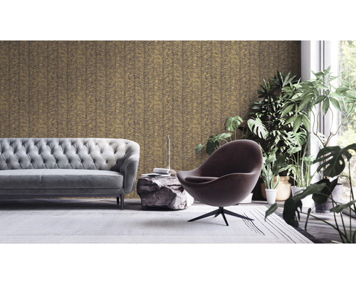 Wohnzimmer mit gemusterter Tapete, Sofa, Sessel und Zimmerpflanzen