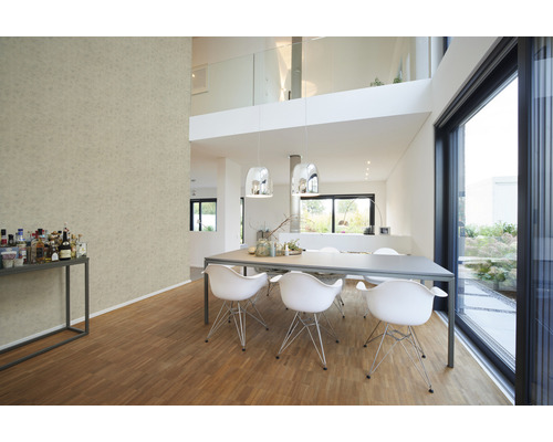 Heller Speisesaal mit Esstisch und Stühlen, offen gestaltet mit großen Fenstern und Blick in den Garten