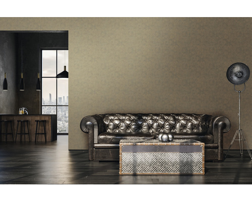 Wohnzimmer mit Ledersofa, Couchtisch und Stehleuchte