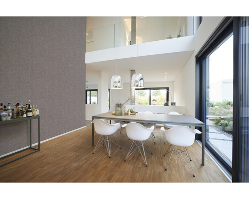 Heller Wohnraum mit Esstisch, Stühlen und gemusterter Tapete