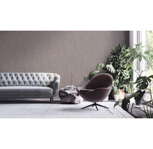 Wohnzimmer mit Sofa, Sessel und gemusterter Tapete