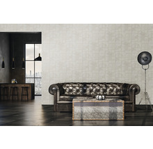 Wohnzimmer mit Ledersofa und gemusterter Tapete
