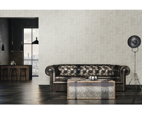 Wohnzimmer mit Ledersofa und gemusterter Tapete