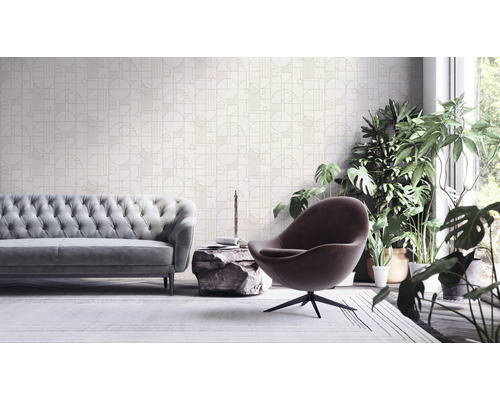 Wohnzimmer mit Sofa, Sessel, Zimmerpflanzen und gemusterter Tapete