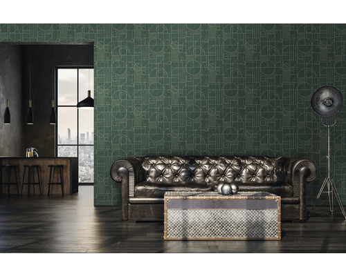 Wohnzimmer mit Ledersofa, Metalltisch, Stehlampe und geometrischer Tapete