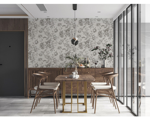 Esszimmer mit Holztisch, Stühlen und floraler Tapete