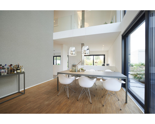 Heller Wohnraum mit Esstisch, Stühlen und großem Fenster