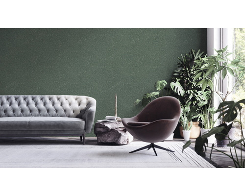 Helles Wohnzimmer mit grüner Tapete, Sofa, Sessel und Pflanzen für eine freundliche Atmosphäre