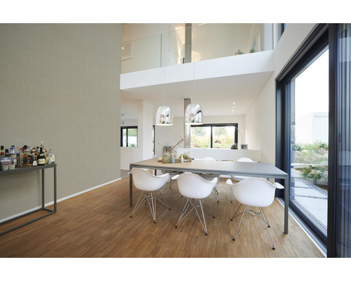 Heller Wohnraum mit Esstisch, Stühlen und großem Fenster