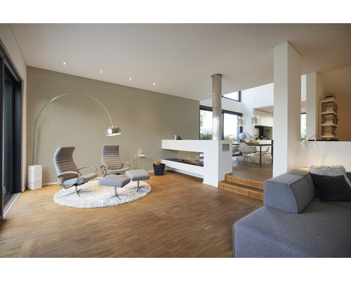 Heller Wohnraum mit zwei Sesseln, Stehlampe und Kamin