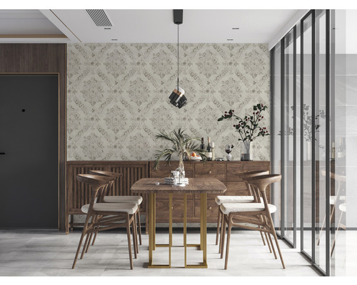 Esszimmer mit Esstisch, Stühlen, Anrichte und gemusterter Tapete