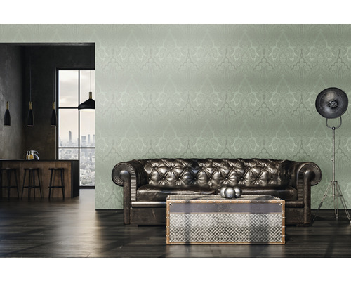 Wohnzimmer mit Ledersofa, Couchtisch und gemusterter Tapete