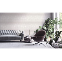 Wohnzimmer mit Sofa, Sessel, Beistelltisch und Zimmerpflanzen