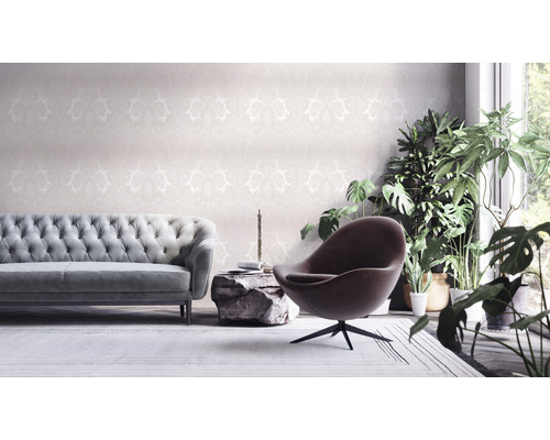 Wohnzimmer mit Sofa, Sessel, Beistelltisch und Zimmerpflanzen