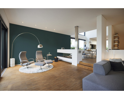 Helles Wohnzimmer mit Sesseln, Stehlampe und Kamin
