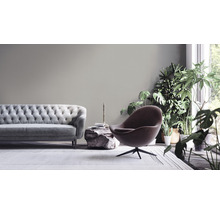 Wohnzimmer mit Sofa, Sessel und Zimmerpflanzen