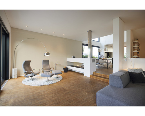 Heller Wohnraum mit Sitzgruppe, Bogenlampe und Kamin
