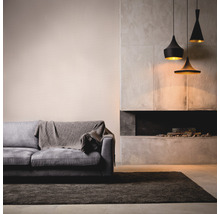 Wohnzimmer mit Sofa, Teppich, Kamin und Hängelampen
