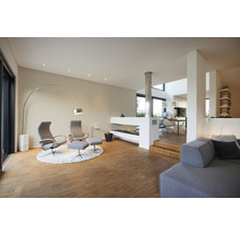 Helles Wohnzimmer mit Sesseln, Kamin und Holzboden.