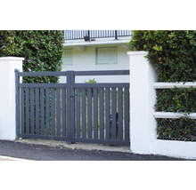 Graues Gartentor aus Metall zwischen zwei weißen Säulen