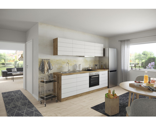 Heller Raum mit Küchenzeile, Esstisch und Blick ins Wohnzimmer