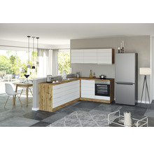 Moderne Küche mit weißen Schränken, Arbeitsplatte in Holzoptik und einem Edelstahlkühlschrank.