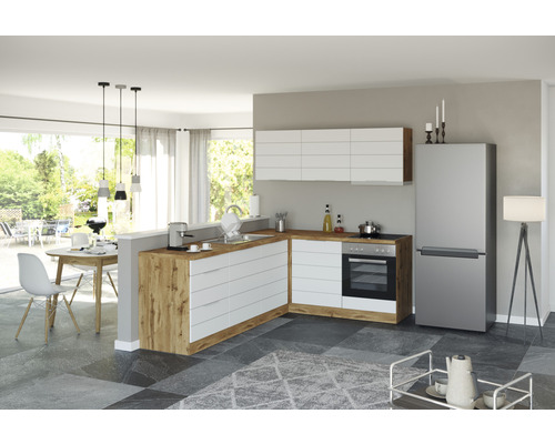 Moderne Küche mit weißen Schränken, Arbeitsplatte in Holzoptik und einem Edelstahlkühlschrank.