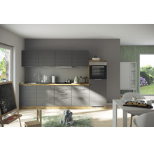 Moderne graue Küche mit Holzdetails und Essecke in einem hellen Raum.