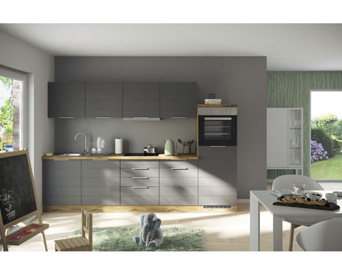 Moderne graue Küche mit Holzdetails und Essecke in einem hellen Raum.