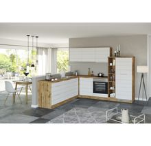 Helle Küche mit Holzarbeitsplatte und weißen Schränken in einem geräumigen Essbereich.