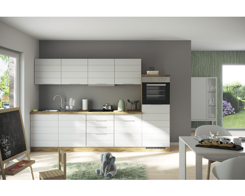 Moderne Küche mit weißen Schränken, Holz Arbeitsplatte und Esstisch