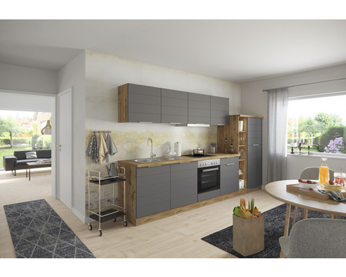 Helle, moderne Küche mit grauen Schränken und Holzelementen.