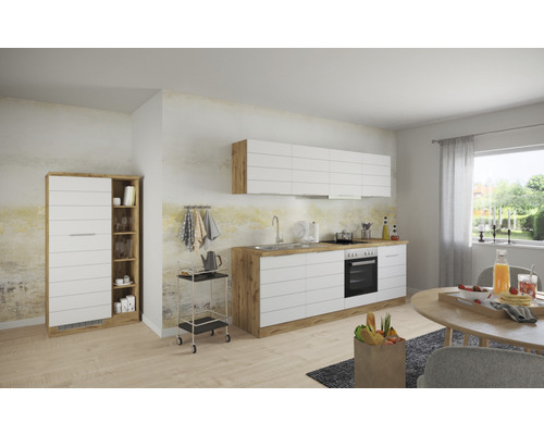 Küchenszene mit Küchenzeile, Schrank und Esstisch in einem hellen Raum.