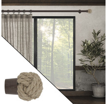 Dekoratives Fensterambiente mit Vorhang, Gardinenstange und Pflanzen