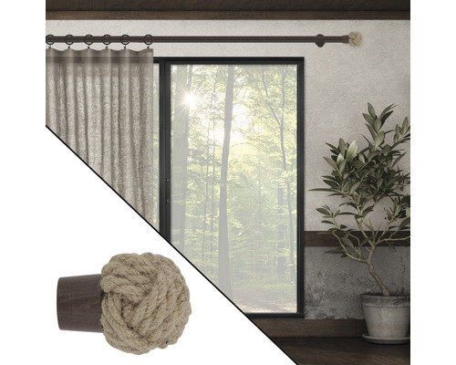 Dekoratives Fensterambiente mit Vorhang, Gardinenstange und Pflanzen